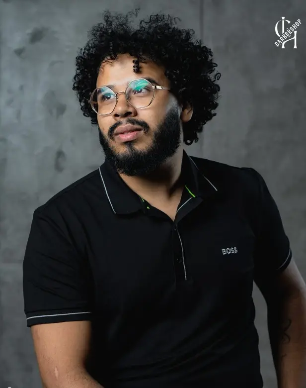 Retrato de Niccolas Ebenezer, barbeiro da Golden Hair Barbershop