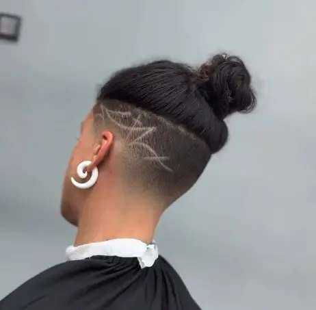 Corte com degradê e desenho lateral feito na Golden Hair Barbershop
