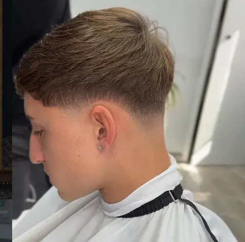 Corte texturizado com degradê suave feito na Golden Hair Barbershop