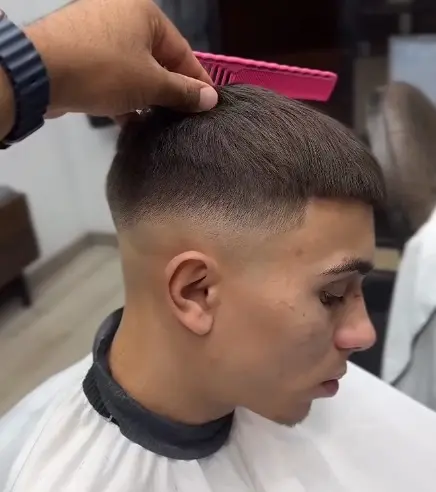 Degradê baixo com acabamento frontal feito na Golden Hair Barbershop