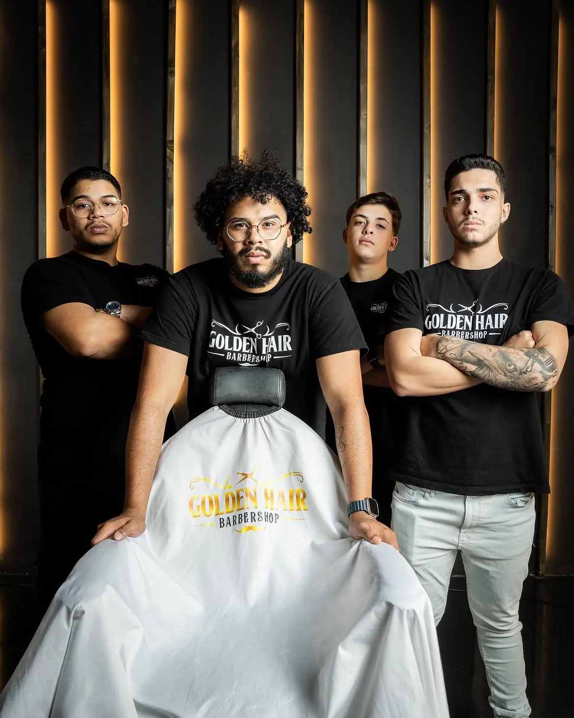 Equipa da Golden Hair Barbershop no salão em Algés